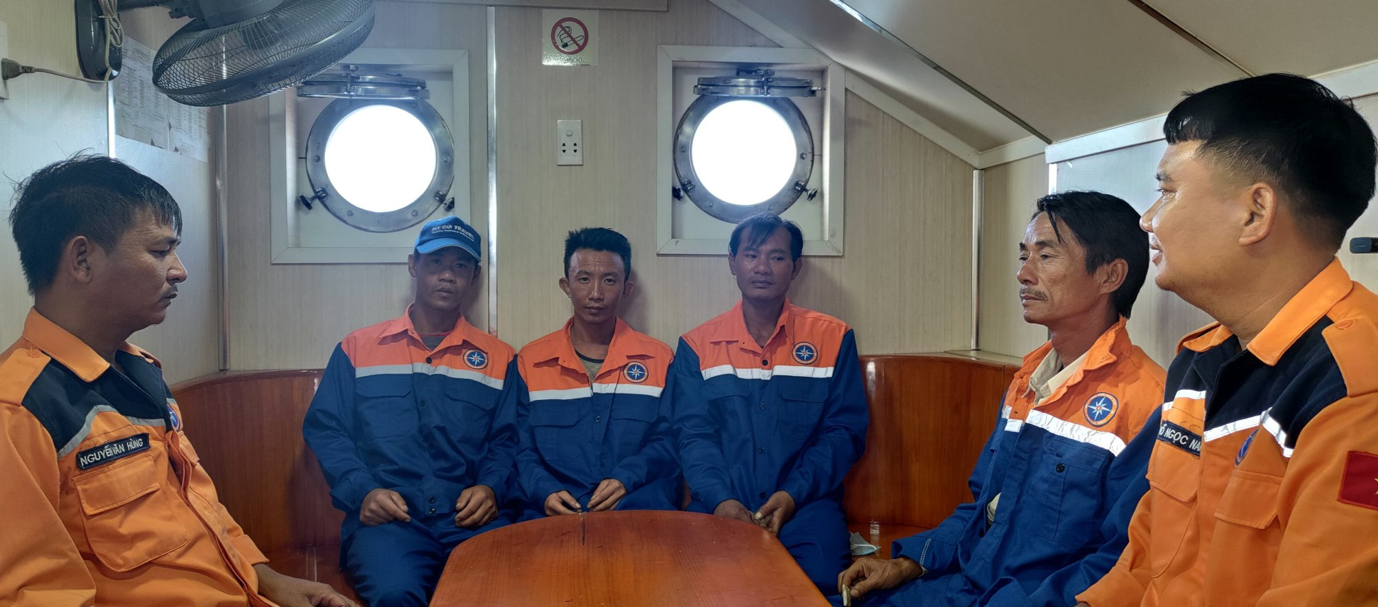 Khánh Hòa: Xuyên đêm cứu 4 thuyền viên gặp nạn - Ảnh 1.