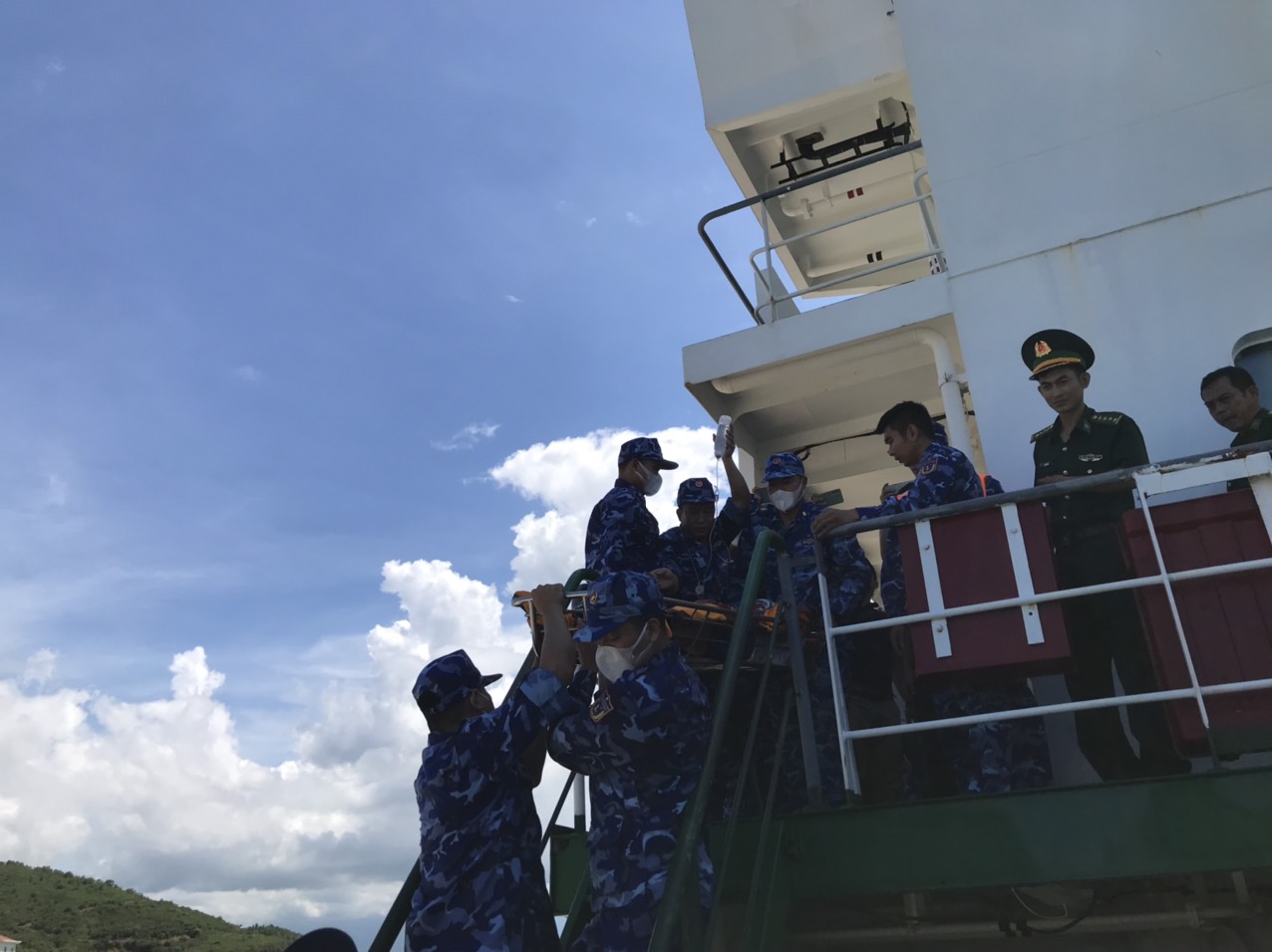 Khánh Hòa: Hình ảnh 4 ngư dân BTh 97478 bị nạn vào đất liền cấp cứu - Ảnh 3.