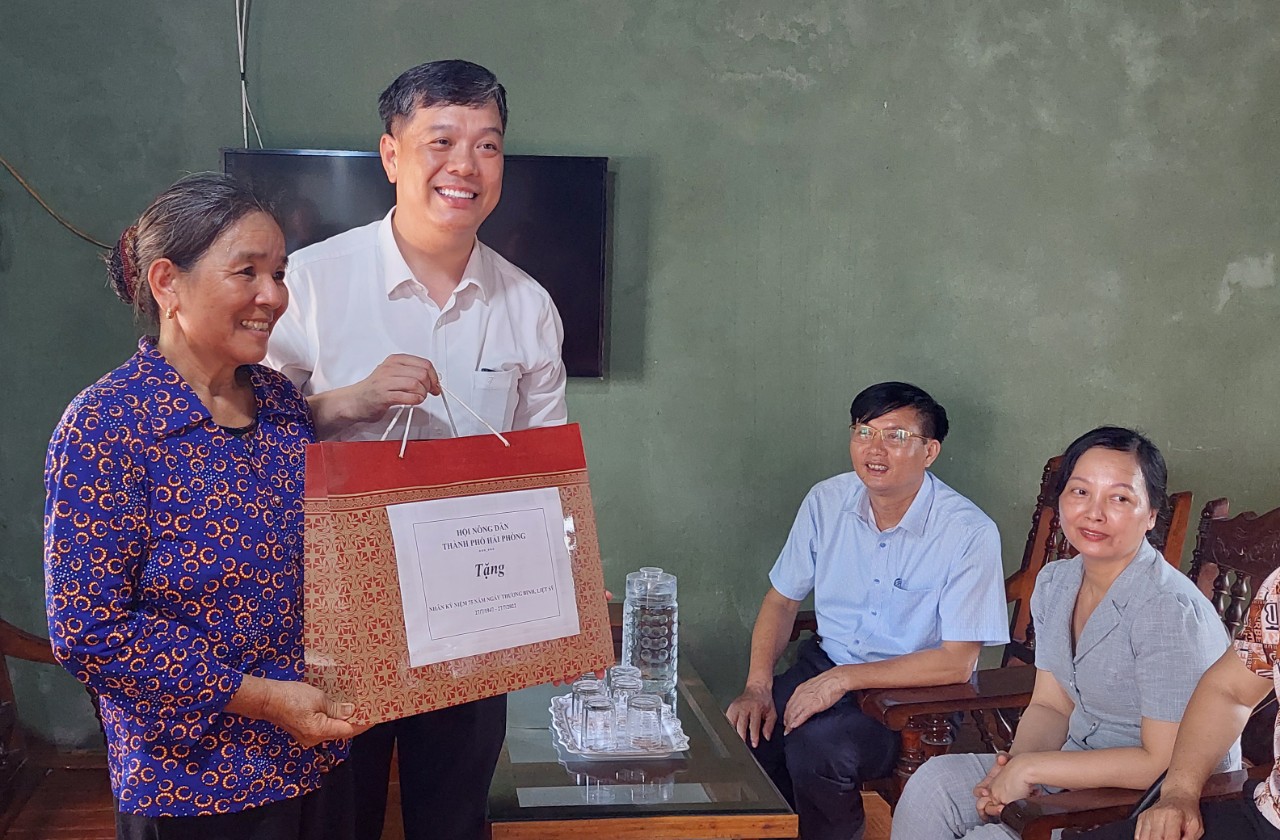 Hội Nông dân Hải Phòng: Thăm và tặng quà các gia đình thương binh, liệt sĩ tại huyện Kiến Thuỵ - Ảnh 2.