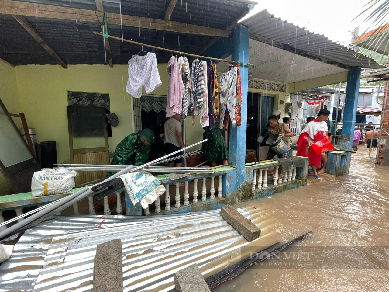  Kiên Giang: Bộ đội Biên phòng Hòn Sơn giúp dân khắc phục hậu quả do mưa bão - Ảnh 1.