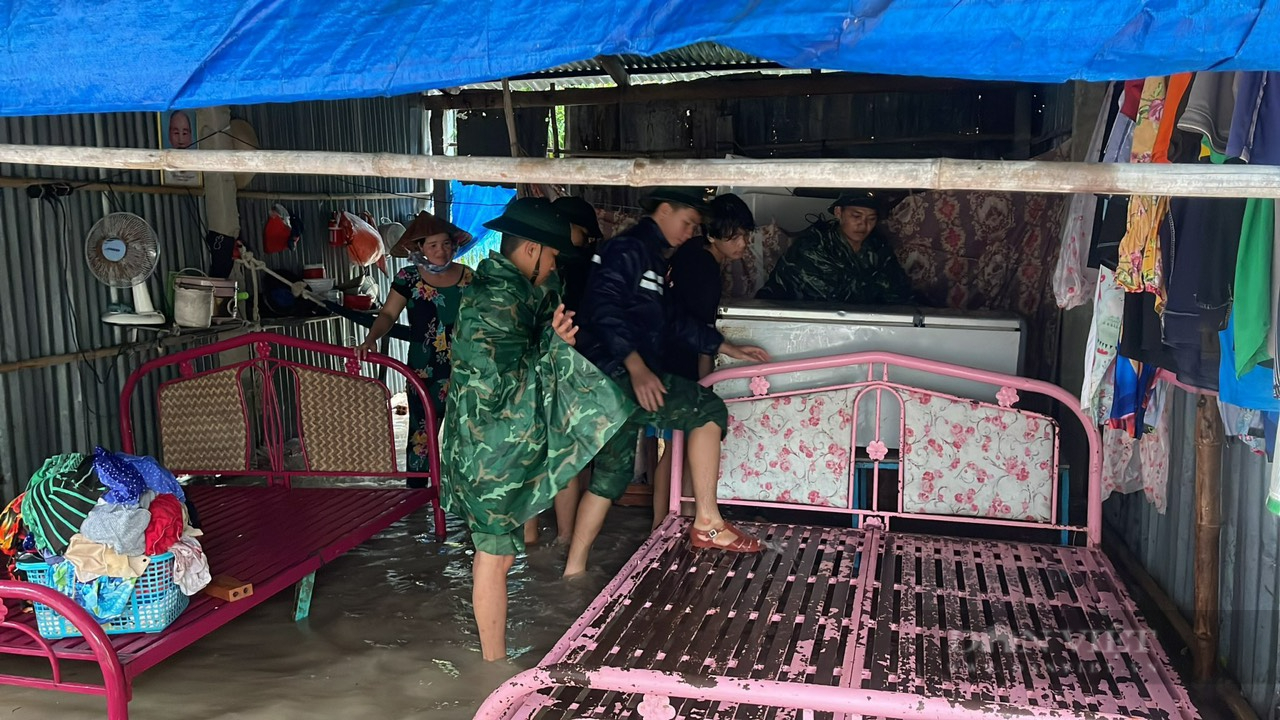  Kiên Giang: Bộ đội Biên phòng Hòn Sơn giúp dân khắc phục hậu quả do mưa bão - Ảnh 2.