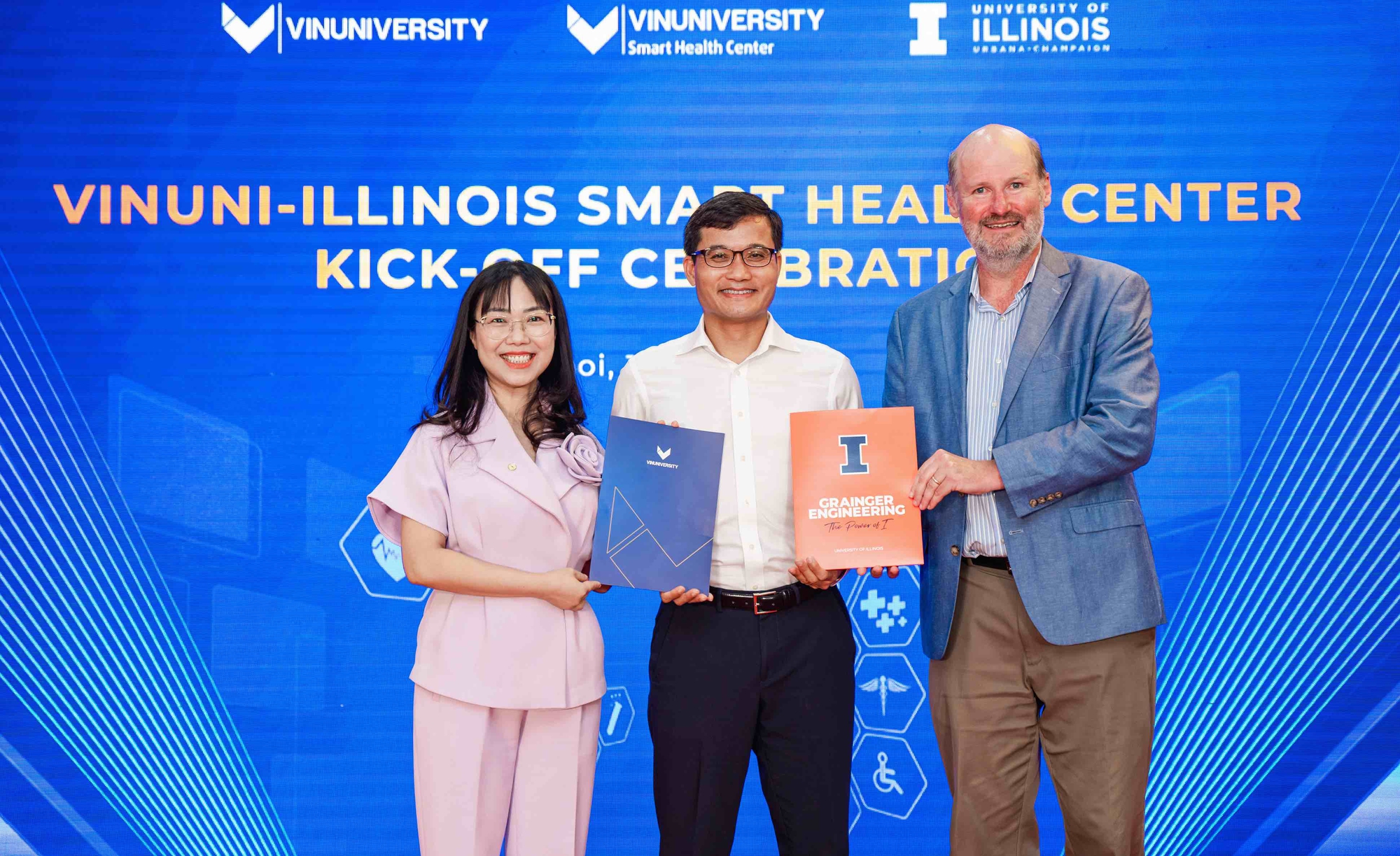 Lễ Ra mắt Trung tâm Nghiên cứu Sức khỏe Thông minh VinUni-Illinois (VISHC) có sự tham gia của đại diện Lãnh đạo Trường Đại học VinUni và Đại học Illinois Urbana-Champaign (UIUC)