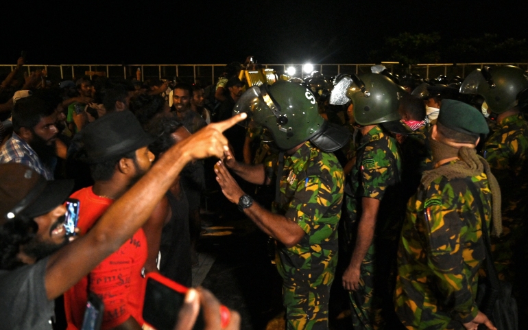 Quân đội Sri Lanka đột kích các trại biểu tình, bắt giữ hàng loạt thủ lĩnh sừng sỏ