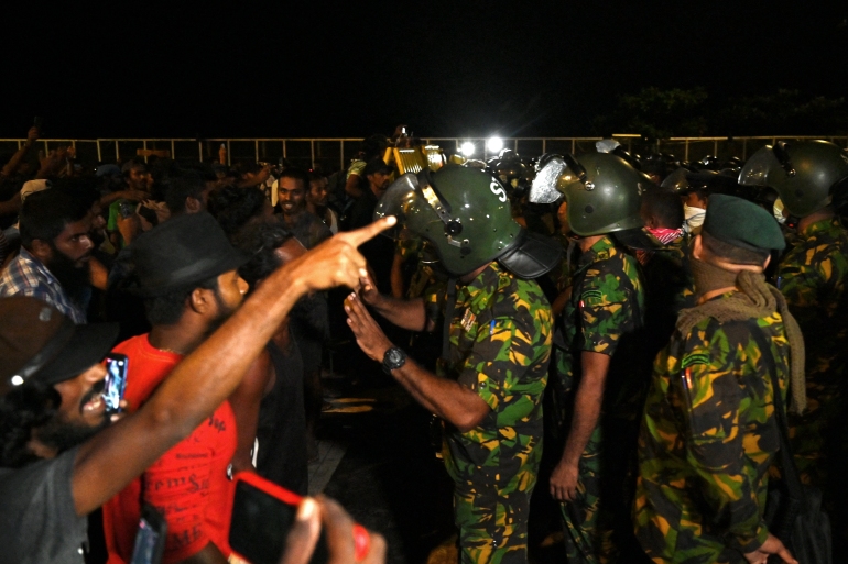 Quân đội Sri Lanka đột kích các trại biểu tình, bắt giữ hàng loạt thủ lĩnh sừng sỏ - Ảnh 1.