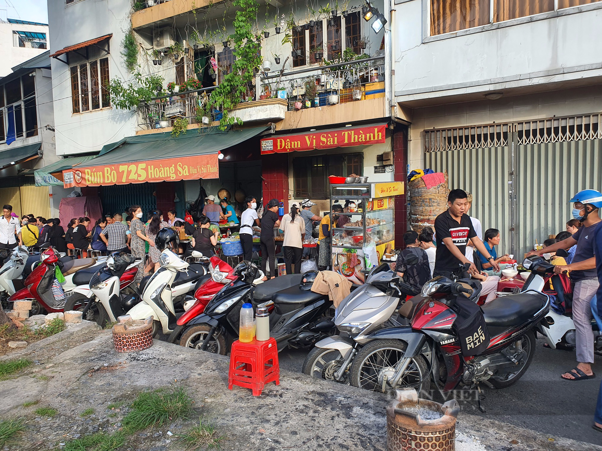 Sài Gòn quán: Quán bún bò chỉ bán 2 tiếng/ngày, khách chờ mở cửa là ập vô ăn - Ảnh 3.