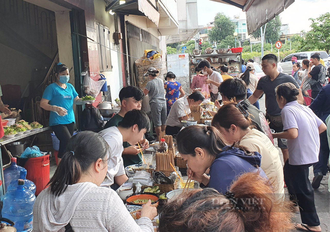 Sài Gòn quán: Quán bún bò chỉ bán 2 tiếng/ngày, khách chờ mở cửa là ập vô ăn - Ảnh 1.