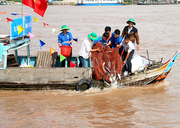 Con sông chỉ 6km nối sông Tiền với sông Hậu, tuy ngắn nhưng nổi tiếng khắp miền Tây - Ảnh 1.