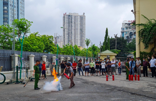 Cảnh sát hướng dẫn một số cách thức thoát nạn tại các cơ sở nhà ống - Ảnh 4.