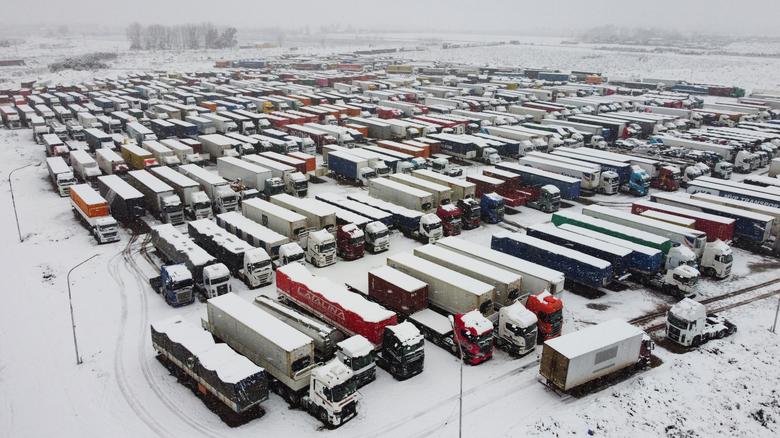 Bão tuyết khiến gần 3.000 xe tải không thể thông quan - Ảnh 1.