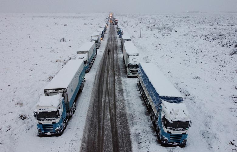 Bão tuyết khiến gần 3.000 xe tải không thể thông quan - Ảnh 2.
