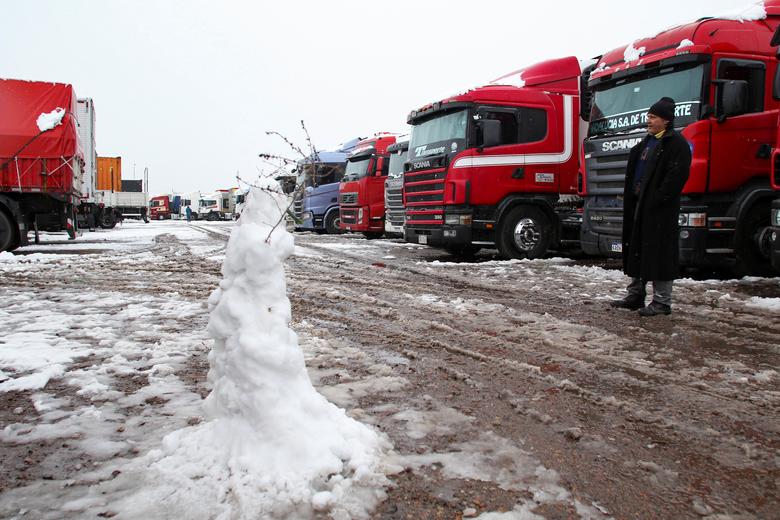 Bão tuyết khiến gần 3.000 xe tải không thể thông quan - Ảnh 3.