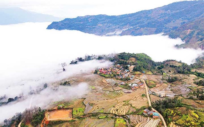 Vùng đất mây bay này ở Lào Cai có gì hấp dẫn, mê hoặc mà hàng ngàn người không quản ngại đường xa đi tới? - Ảnh 1.