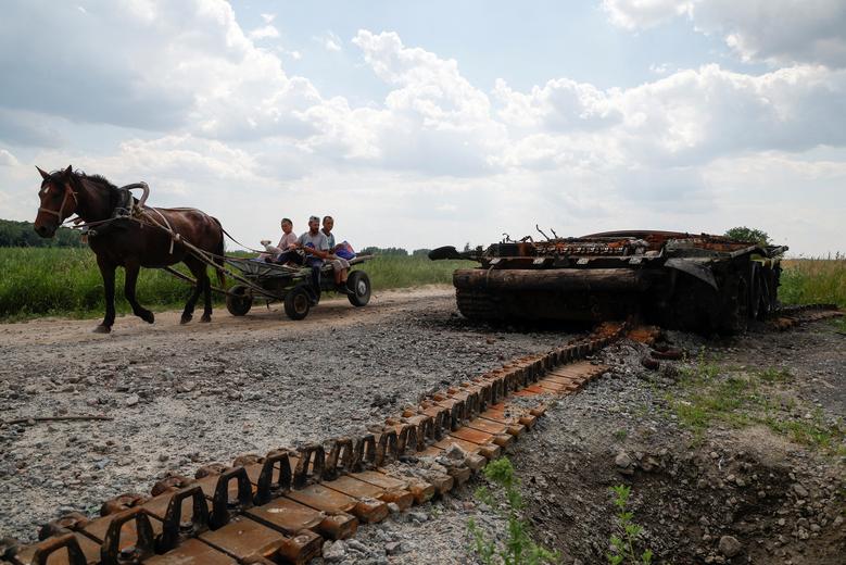 Xác xe tăng Nga rỉ sét, ngổn ngang trên khắp Ukraine - Ảnh 5.