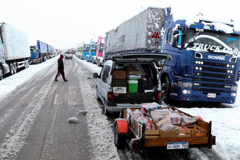 Bão tuyết khiến gần 3.000 xe tải không thể thông quan - Ảnh 7.