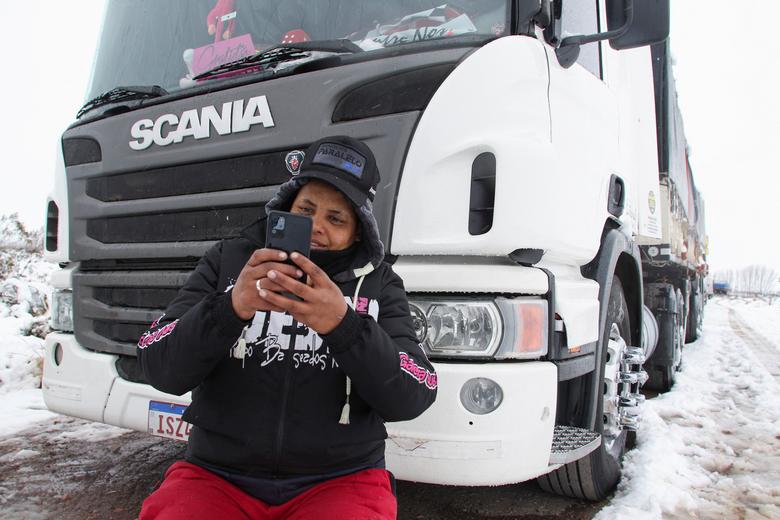 Bão tuyết khiến gần 3.000 xe tải không thể thông quan - Ảnh 8.