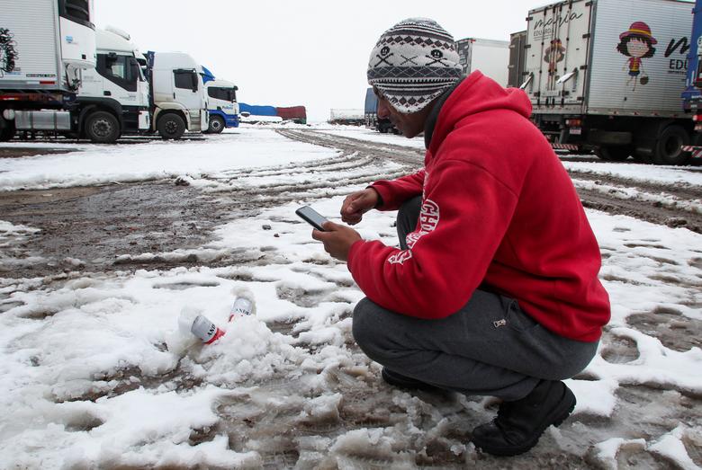 Bão tuyết khiến gần 3.000 xe tải không thể thông quan - Ảnh 9.