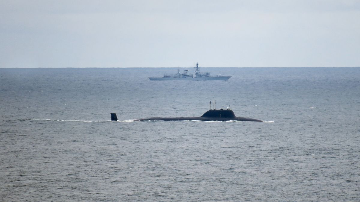 Khoảnh khắc nghẹt thở khi Hải quân Anh triển khai tàu chiến đánh chặn tàu ngầm Nga - Ảnh 1.