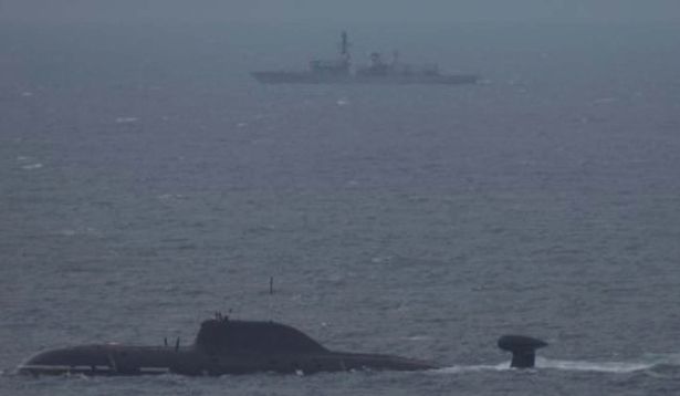 Khoảnh khắc nghẹt thở khi Hải quân Anh triển khai tàu chiến đánh chặn tàu ngầm Nga - Ảnh 2.