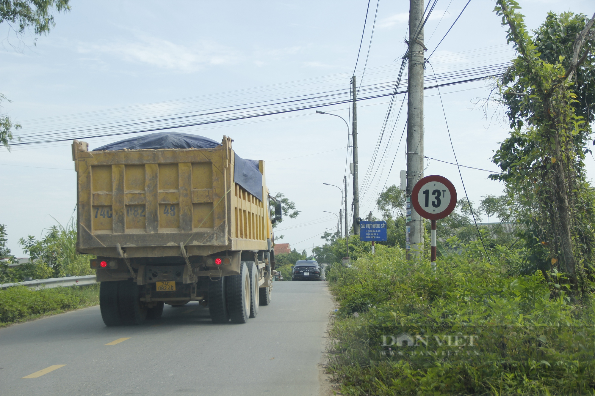 Quảng Trị: Xử phạt 15 xe quá tải hơn 446 triệu đồng sau phản ánh của Báo Dân Việt - Ảnh 2.