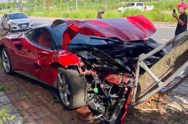 Siêu xe Ferrari 488 giá 21 tỷ đồng tông gốc cây nát đầu: Những tình tiết khó hiểu - Ảnh 1.