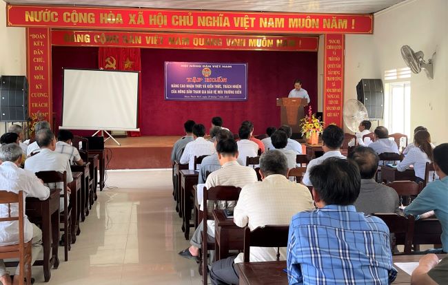 Hội Nông dân Việt Nam tập huấn cho nông dân, ngư dân TT-Huế về bảo vệ môi trường biển  - Ảnh 1.