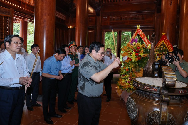 Thủ tướng Phạm Minh Chính dâng hương tưởng niệm Chủ tịch Hồ Chí Minh, tri ân anh hùng, liệt sĩ ở Nghệ An - Ảnh 4.