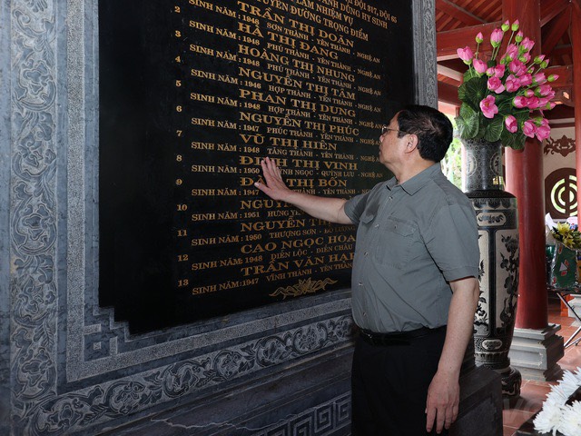 Thủ tướng Phạm Minh Chính dâng hương tưởng niệm Chủ tịch Hồ Chí Minh, tri ân anh hùng, liệt sĩ ở Nghệ An - Ảnh 3.