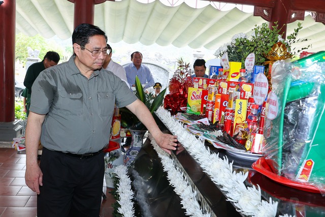 Thủ tướng Phạm Minh Chính dâng hương tưởng niệm Chủ tịch Hồ Chí Minh, tri ân anh hùng, liệt sĩ ở Nghệ An - Ảnh 2.