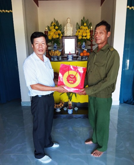 Quảng Trị: Hội Nông dân huyện Hải Lăng thăm hỏi, tặng quà cho gia đình Liệt sĩ của cán bộ Hội - Ảnh 1.