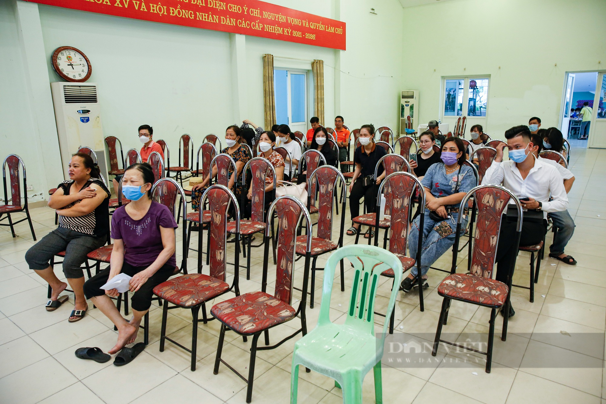 Người dân Hà Nội bắt đầu tiêm mũi 3,4 vắc xin phòng Covid-19 - Ảnh 11.