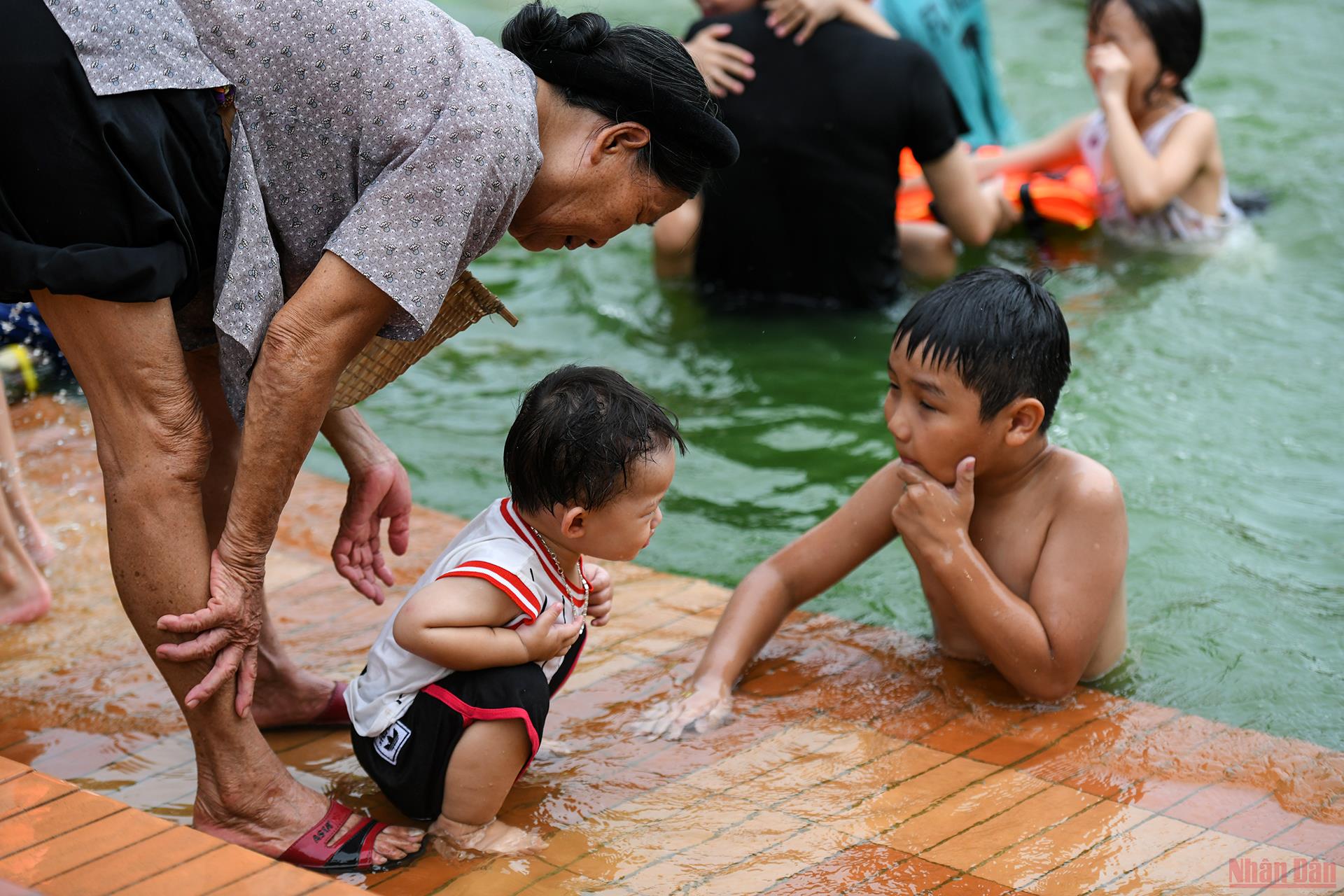 &quot;Biến&quot; ao làng thành bể bơi cực ngầu, cả làng cổ ở ngoại thành Hà Nội cùng huấn luyện các &quot;Yết Kiêu&quot; nhí - Ảnh 14.