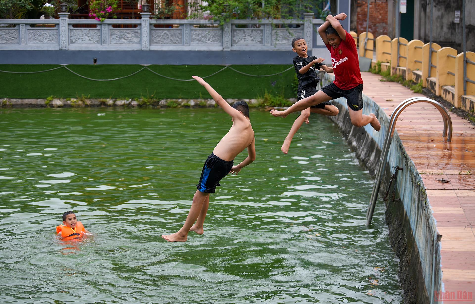 &quot;Biến&quot; ao làng thành bể bơi cực ngầu, cả làng cổ ở ngoại thành Hà Nội cùng huấn luyện các &quot;Yết Kiêu&quot; nhí - Ảnh 15.