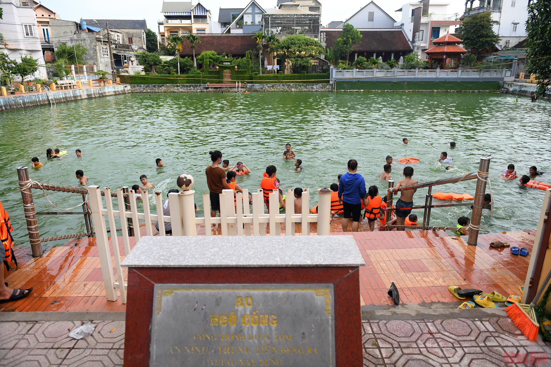&quot;Biến&quot; ao làng thành bể bơi cực ngầu, cả làng cổ ở ngoại thành Hà Nội cùng huấn luyện các &quot;Yết Kiêu&quot; nhí - Ảnh 5.