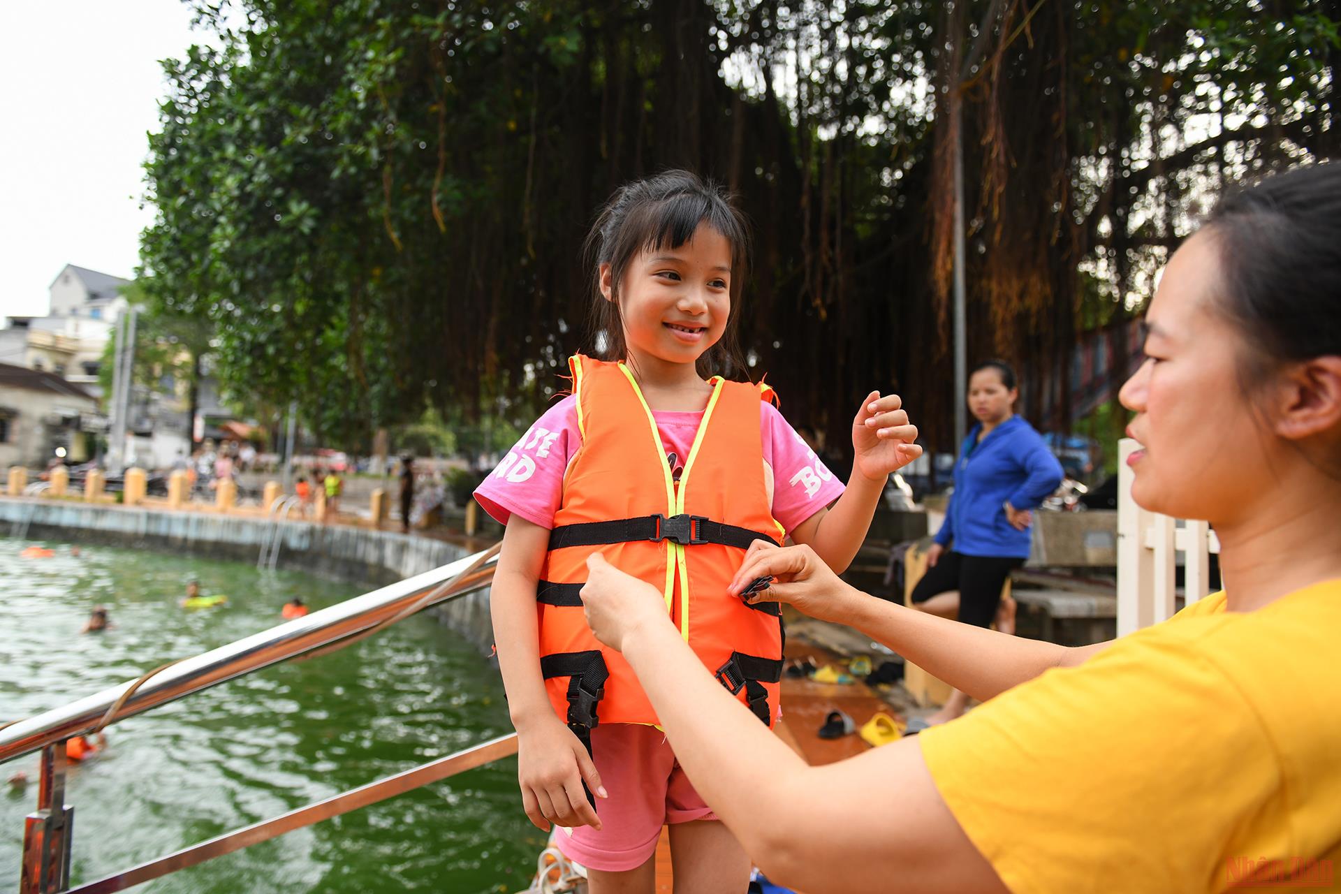 &quot;Biến&quot; ao làng thành bể bơi cực ngầu, cả làng cổ ở ngoại thành Hà Nội cùng huấn luyện các &quot;Yết Kiêu&quot; nhí - Ảnh 8.