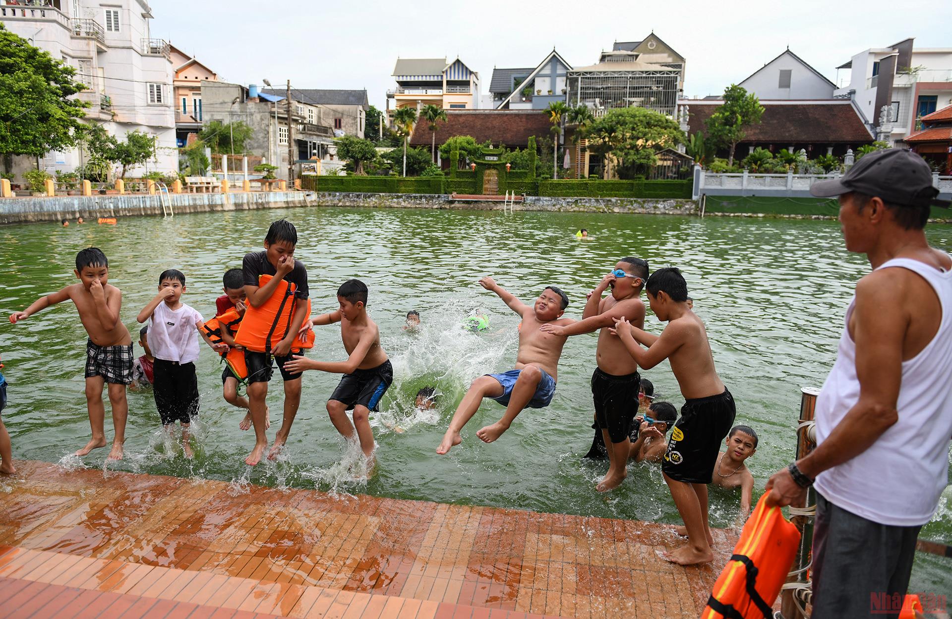 &quot;Biến&quot; ao làng thành bể bơi cực ngầu, cả làng cổ ở ngoại thành Hà Nội cùng huấn luyện các &quot;Yết Kiêu&quot; nhí - Ảnh 7.