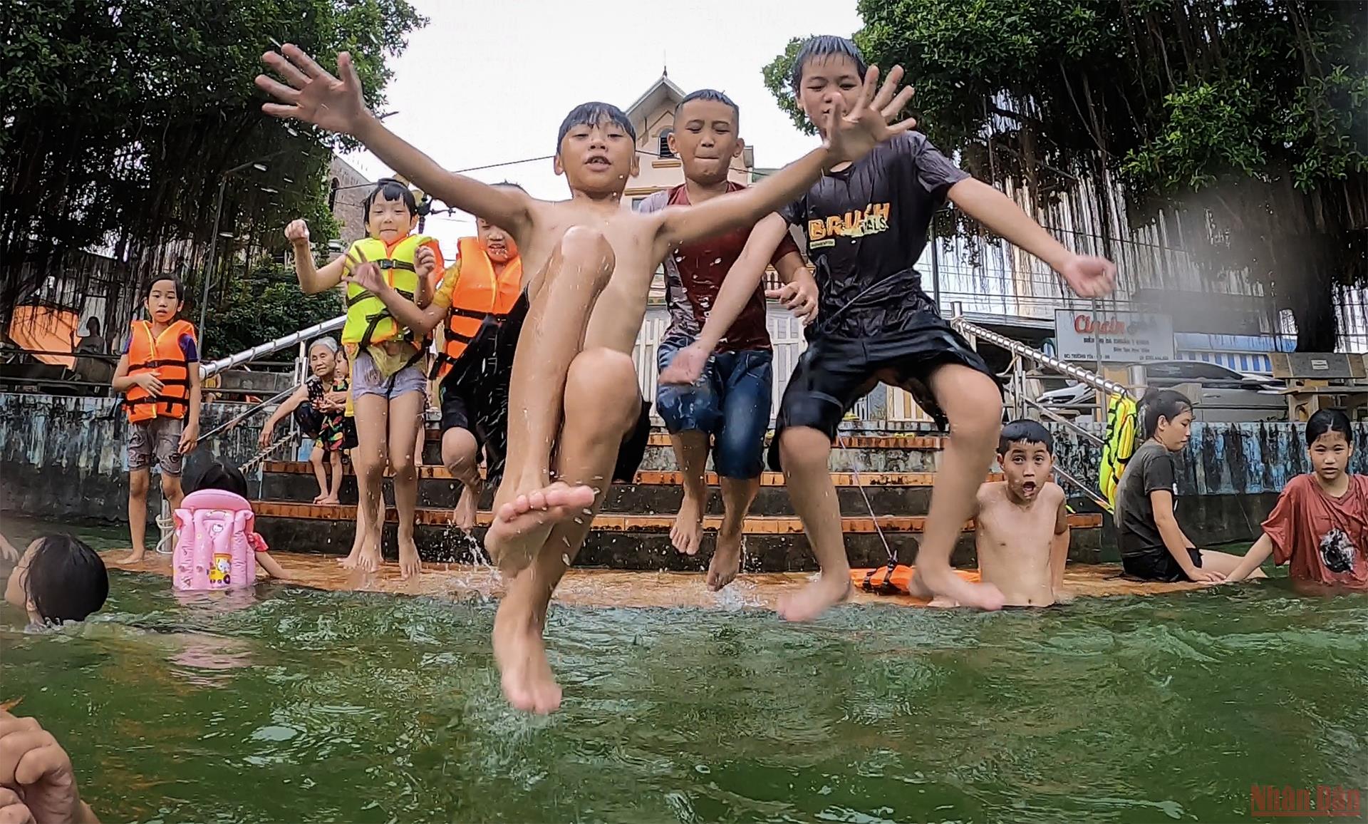 &quot;Biến&quot; ao làng thành bể bơi cực ngầu, cả làng cổ ở ngoại thành Hà Nội cùng huấn luyện các &quot;Yết Kiêu&quot; nhí - Ảnh 6.