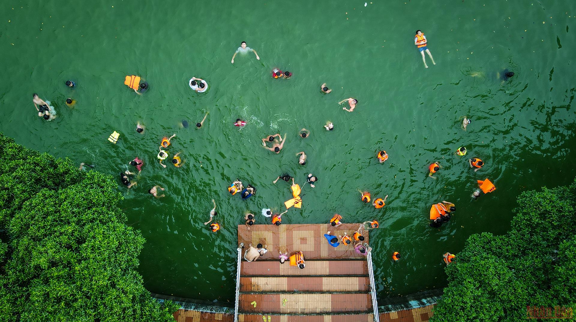 &quot;Biến&quot; ao làng thành bể bơi cực ngầu, cả làng cổ ở ngoại thành Hà Nội cùng huấn luyện các &quot;Yết Kiêu&quot; nhí - Ảnh 17.