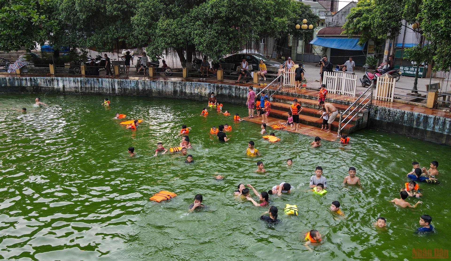 &quot;Biến&quot; ao làng thành bể bơi cực ngầu, cả làng cổ ở ngoại thành Hà Nội cùng huấn luyện các &quot;Yết Kiêu&quot; nhí - Ảnh 3.