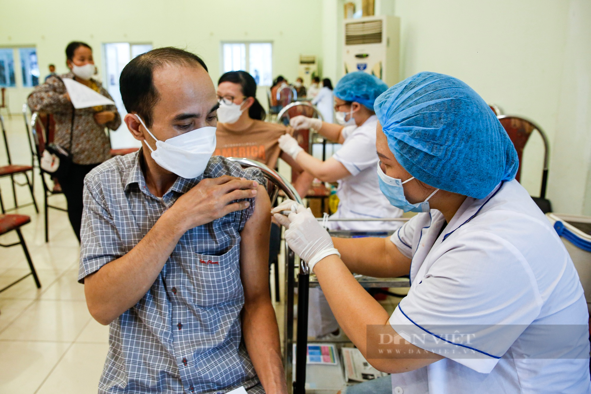 Người dân Hà Nội bắt đầu tiêm mũi 3,4 vắc xin phòng Covid-19 - Ảnh 6.