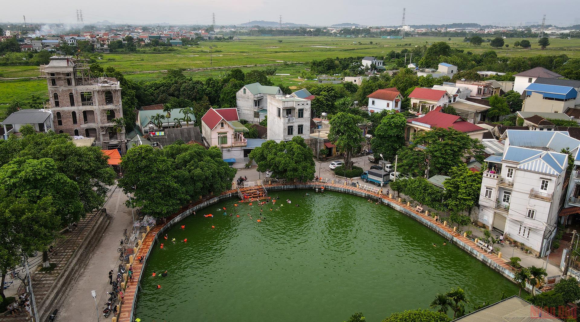 &quot;Biến&quot; ao làng thành bể bơi cực ngầu, cả làng cổ ở ngoại thành Hà Nội cùng huấn luyện các &quot;Yết Kiêu&quot; nhí - Ảnh 2.