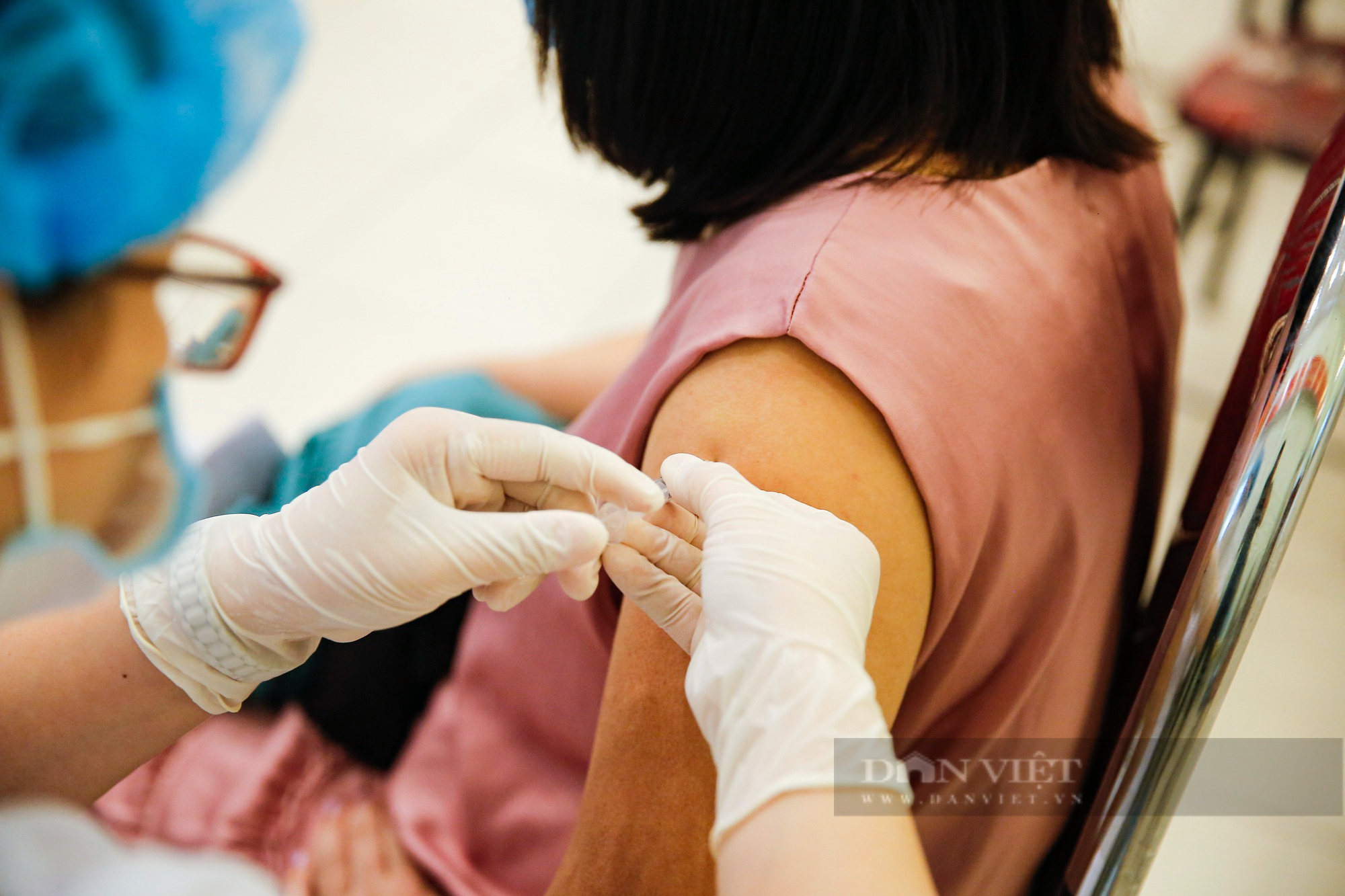 Người dân Hà Nội bắt đầu tiêm mũi 3,4 vắc xin phòng Covid-19 - Ảnh 7.