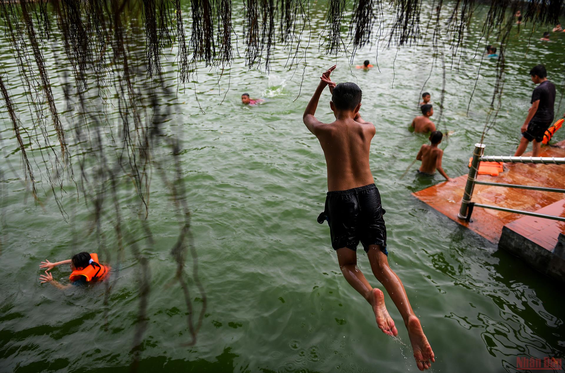 &quot;Biến&quot; ao làng thành bể bơi cực ngầu, cả làng cổ ở ngoại thành Hà Nội cùng huấn luyện các &quot;Yết Kiêu&quot; nhí - Ảnh 16.