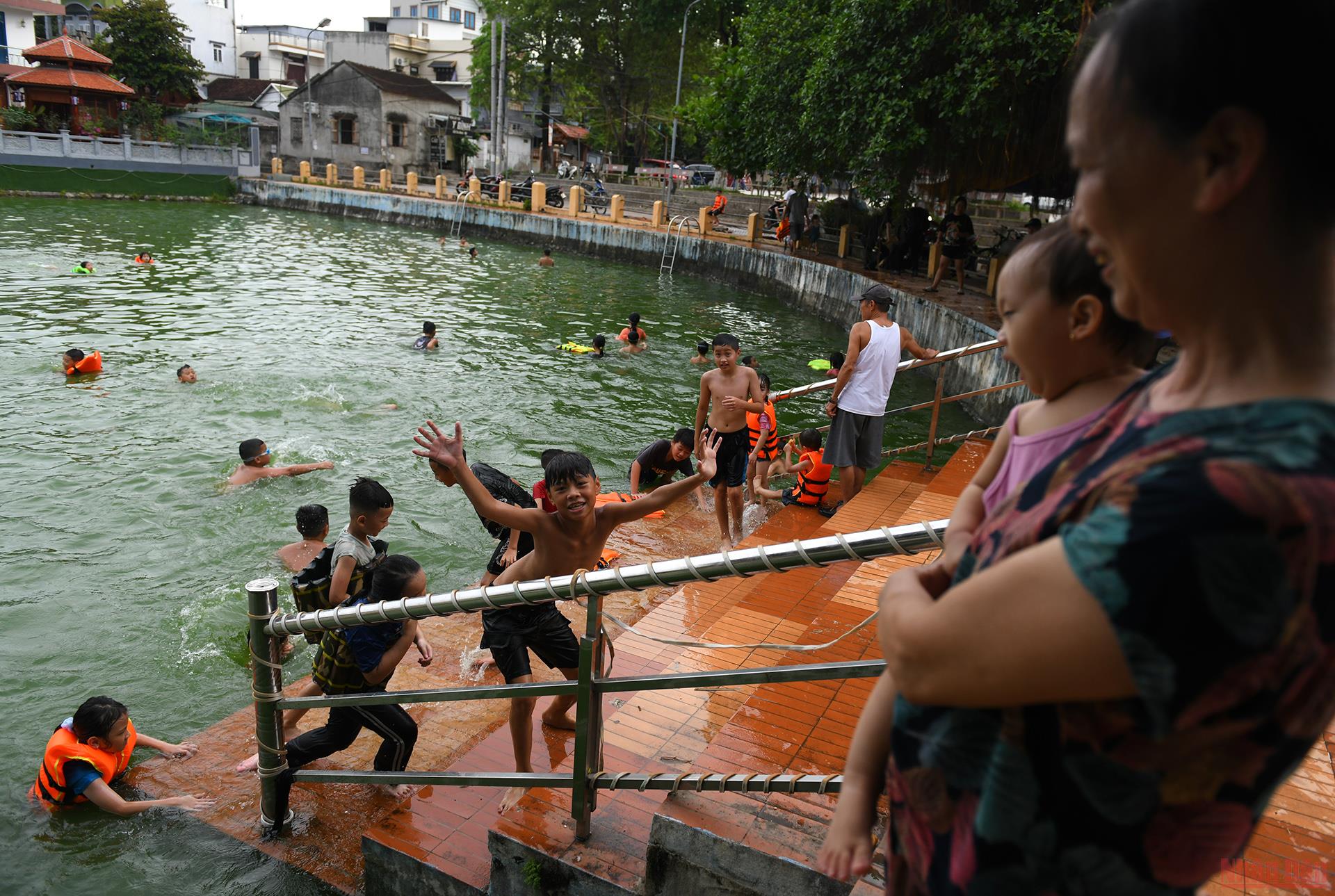 &quot;Biến&quot; ao làng thành bể bơi cực ngầu, cả làng cổ ở ngoại thành Hà Nội cùng huấn luyện các &quot;Yết Kiêu&quot; nhí - Ảnh 10.