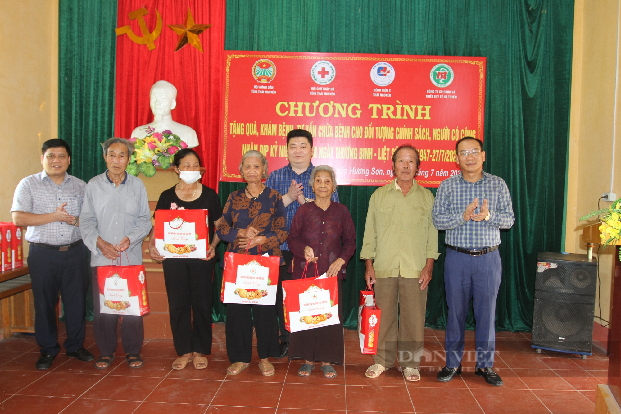 Hội nông dân Thái Nguyên tặng quà, khám chữa bệnh miễn phí cho 218 đối tượng chính sách, người có công  - Ảnh 3.