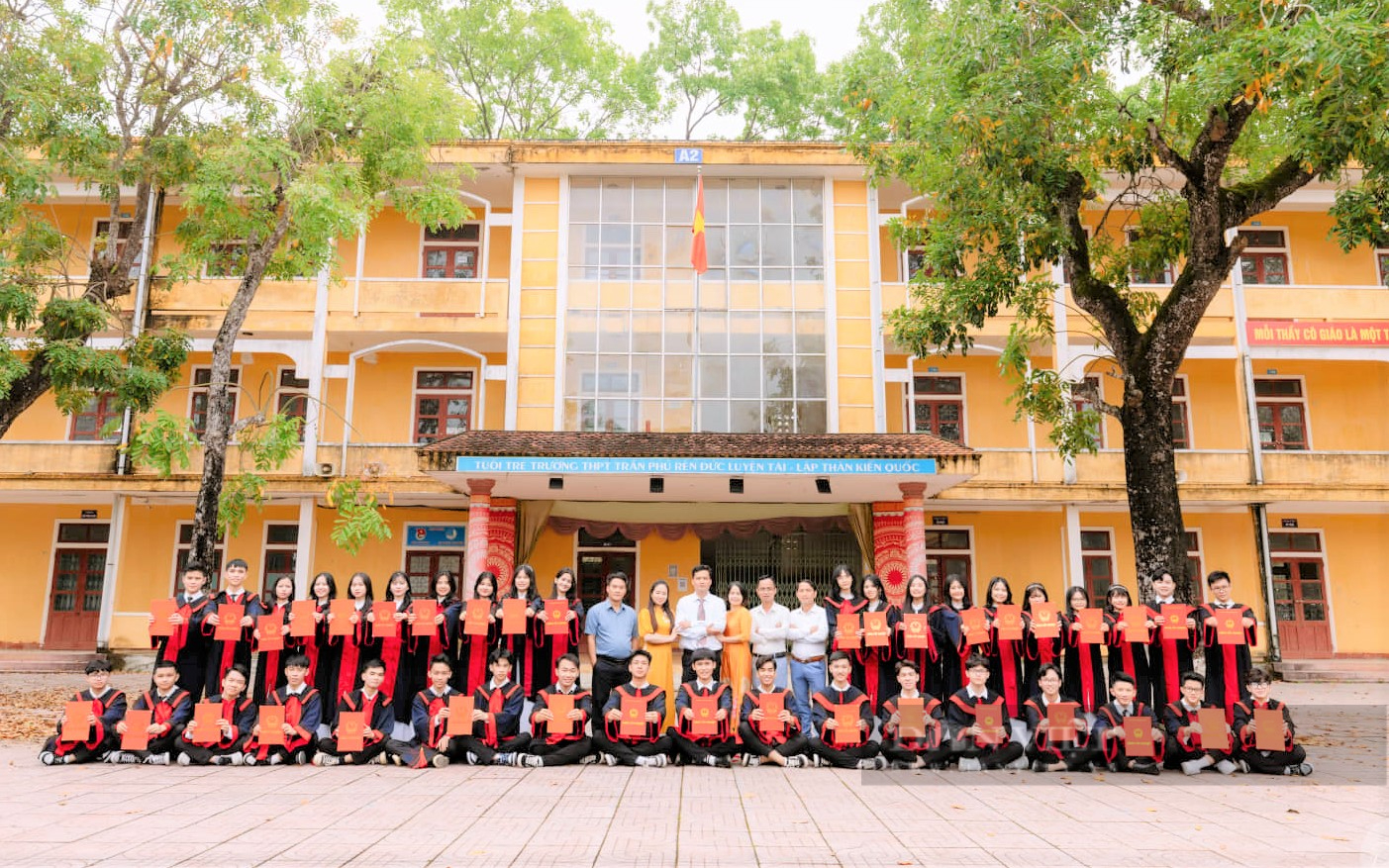 Nữ học sinh “trường làng”, trở thành thủ khoa khối A1 tỉnh Hà Tĩnh - Ảnh 3.