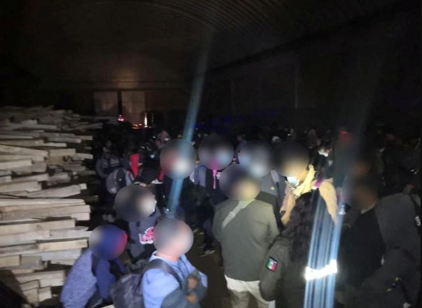 Bất ngờ tìm thấy 200 người di cư ẩn nấp trong nhà kho ở Mexico - Ảnh 1.