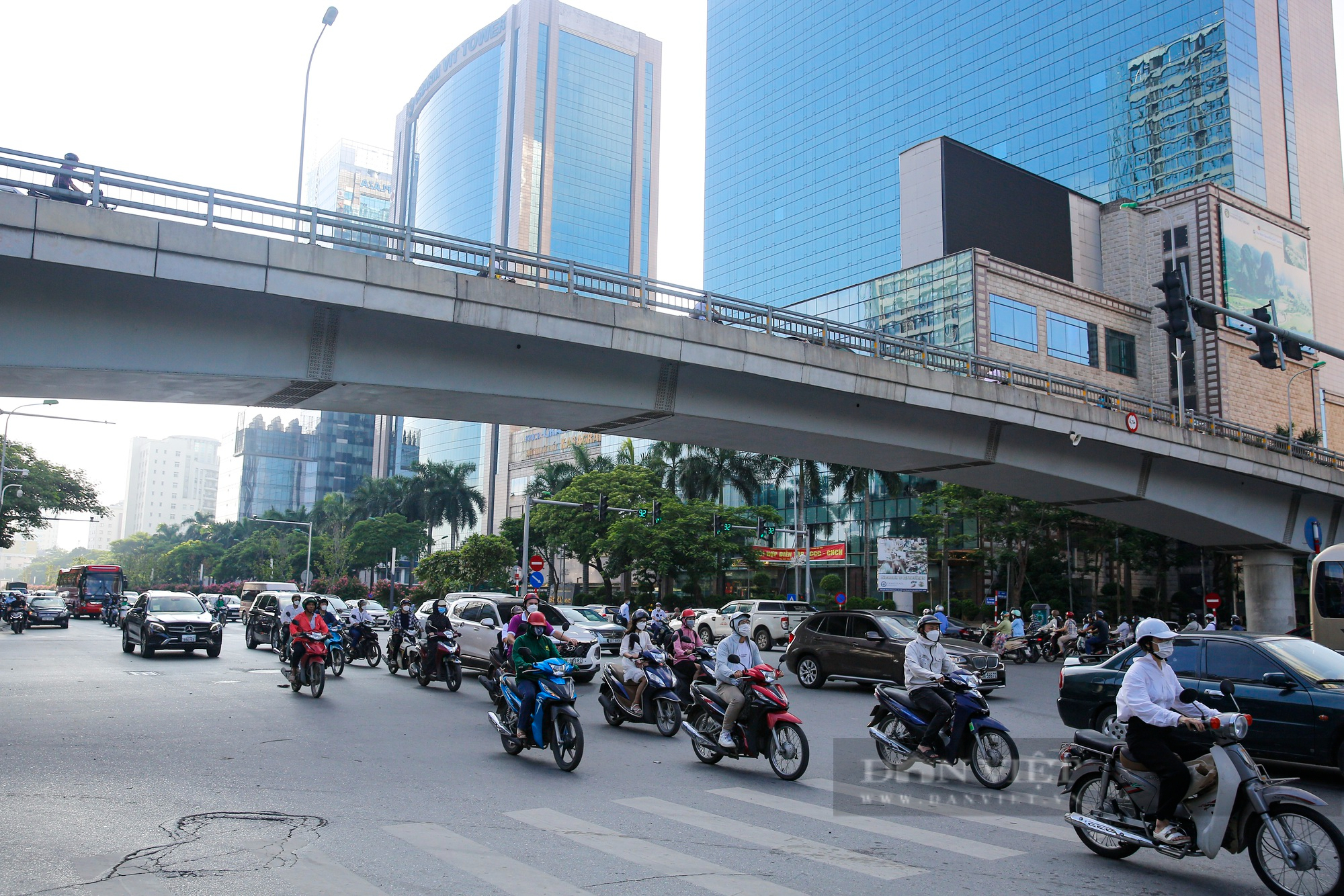 4 &quot;điểm nóng&quot; giao thông tại Hà Nội ra sao sau khi kết thúc 1 tháng thí điểm phân luồng kiểu mới? - Ảnh 1.