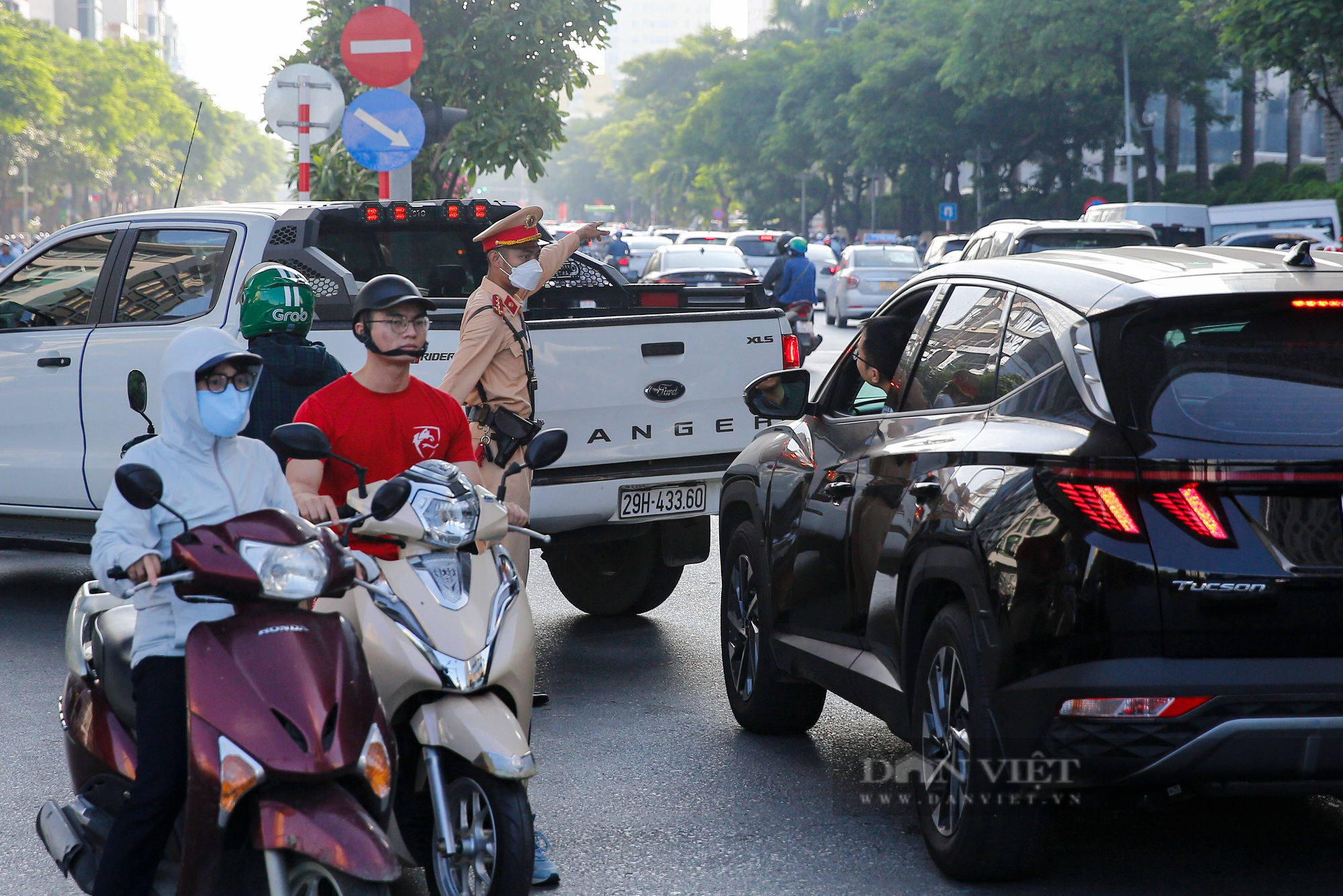Bốn "điểm nóng" giao thông tại Hà Nội ra sao sau khi kết thúc 1 tháng thí điểm phân luồng kiểu mới?