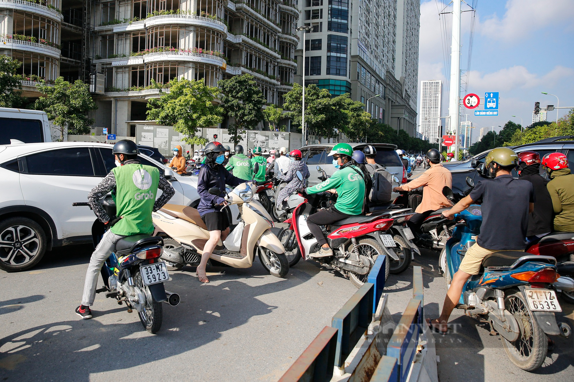 Bốn "điểm nóng" giao thông tại Hà Nội ra sao sau khi kết thúc 1 tháng thí điểm phân luồng kiểu mới?