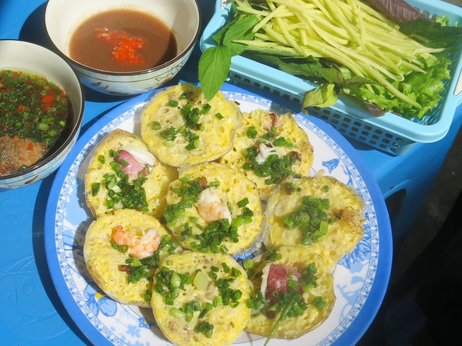 Sài Gòn quán: Bánh căn hồn vía Phan Rang mộc mạc bên đường tàu - Ảnh 1.